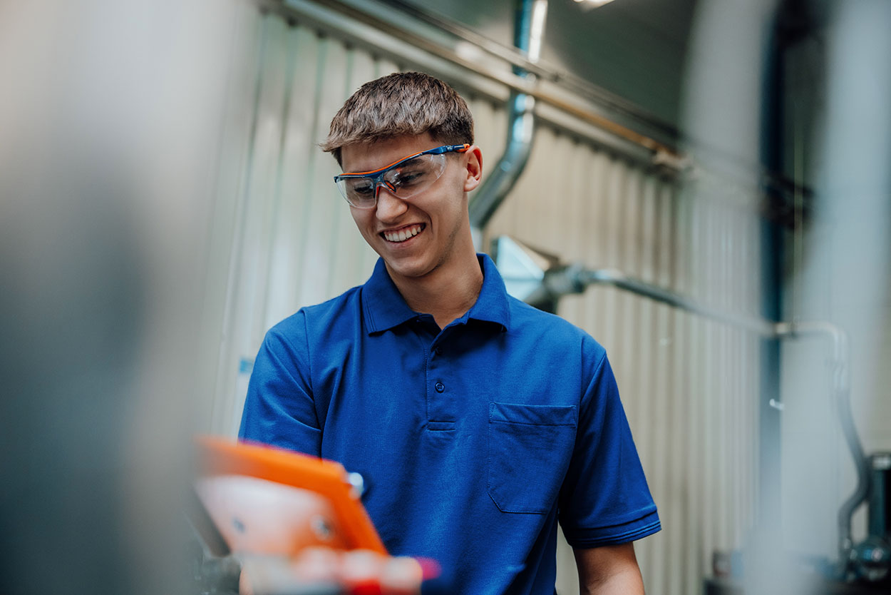 Praktikant sammelt erste Berufserfahrung in modernem Industrieunternehmen.