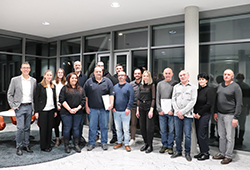 Das Bild zeigt eine Gruppe von Jubilaren, die für ihre lange Betriebszugehörigkeit geehrt werden. Insgesamt schaffen es 15 Mitarbeiterinnen und Mitarbeiter auf 235 Jahre.