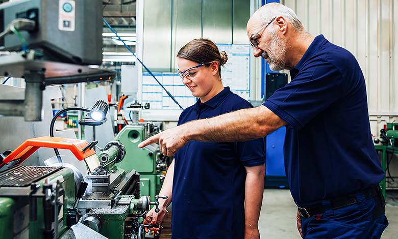 Der Erfolg von morgen beginnt mit erstklassig ausgebildetem Nachwuchs. Deshalb nehmen wir die Ausbildung bei HÖHN sehr ernst – und setzen alles daran, jungen Menschen den bestmöglichen Start in ihre berufliche Zukunft zu ermöglichen.