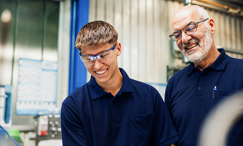Der Erfolg von morgen beginnt mit erstklassig ausgebildetem Nachwuchs. Deshalb nehmen wir die Ausbildung bei HÖHN sehr ernst – und setzen alles daran, jungen Menschen den bestmöglichen Start in ihre berufliche Zukunft zu ermöglichen.