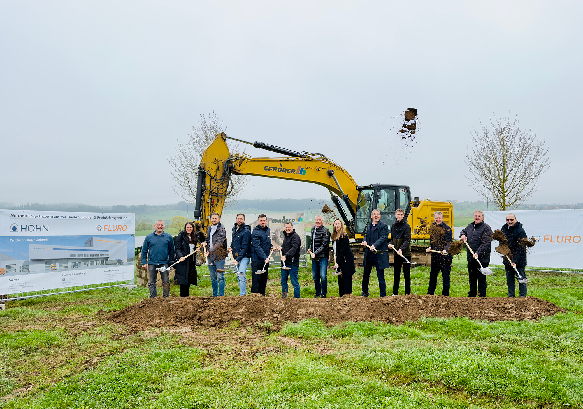 Gemeinsam mit Vertreterinnen und Vertretern aus Politik, Wirtschaft, Planung und Belegschaft wurde der Baubeginn auf dem Gelände der Martin Höhn und FLURO-Gelenklager GmbH in Rosenfeld symbolisch gefeiert.